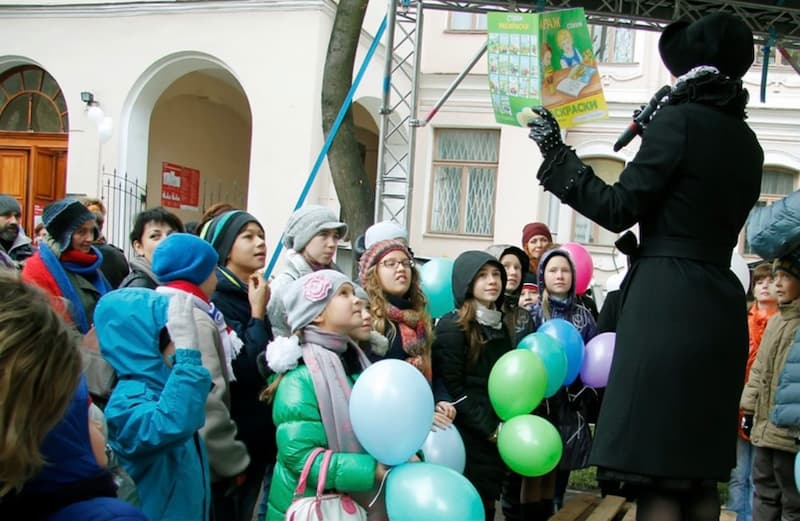22 октября 2015 года во дворе Центральной городской публичной библиотеки имени В.В.Маяковского прошла презентация развивающих книг автора Елены Инконы для детей